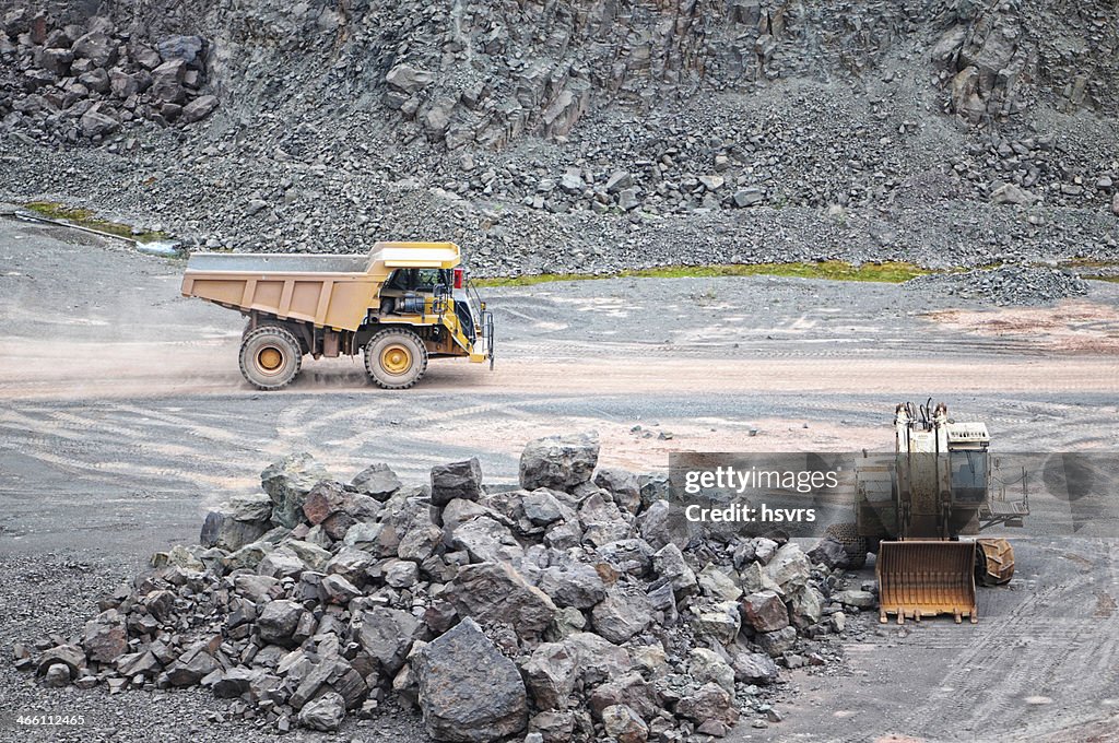 Escavadora Mecânica e dumper de Mina de Superfície
