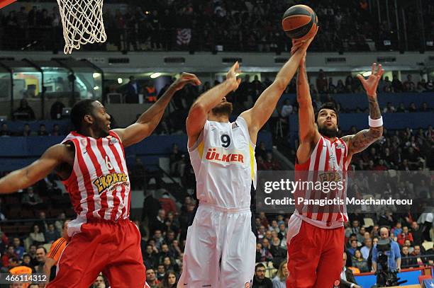 Semih Erden, #9 of Fenerbahce Ulker Istanbul competes with Georgios Printezis, #15 of Olympiacos Piraeus during the Turkish Airlines Euroleague...