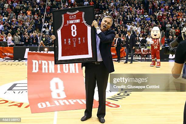 Mike D'Antoni shows his own shirt. #8 will be retired by AE7 Olimpia Milan in honor of his ex-player. Turkish Airlines Euroleague Basketball Top 16...
