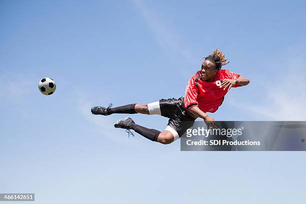 adulto jogador de futebol rematar a bola para meados ar durante o teu jogo - rematar à baliza imagens e fotografias de stock