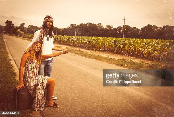 junger erwachsener hippie paar trampen - 1970's long hair stock-fotos und bilder