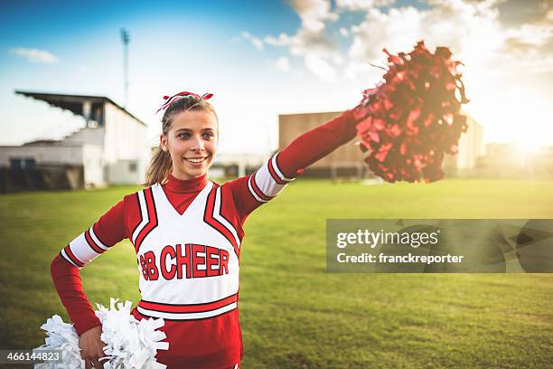 felicidade animadora de torcida posando com pon-pon - teen cheerleader - fotografias e filmes do acervo