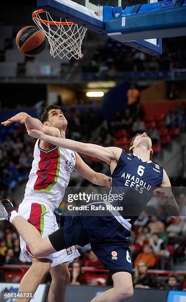 Leo Mainoldi, #4 of Laboral Kutxa Vitoria competes with Cedi Osman, #6 of Anadolu Efes Istanbul during the 2013-2014 Turkish Airlines Euroleague Top...