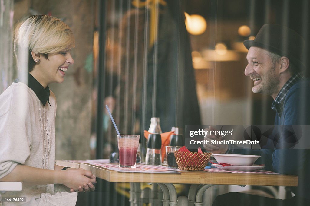 Glückliches Paar mit Mittagessen im restaurant