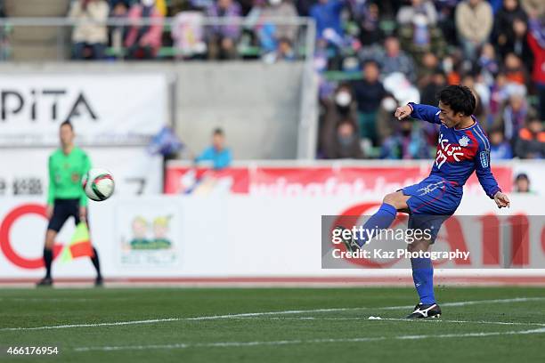 Shohei Abe of Ventforet Kofu scores his team's first goal during the J.League match between Ventforet Kofu and Nagoya Grampus at Yamanashi Chuo Bank...