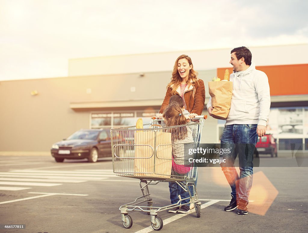 Familie nach dem Einkaufen auf dem Parkplatz.