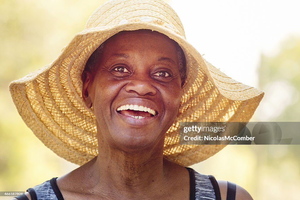 Sénior feliz mulher afro-americana com Chapéu