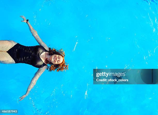 mujer en agua de la piscina - floating on water fotografías e imágenes de stock