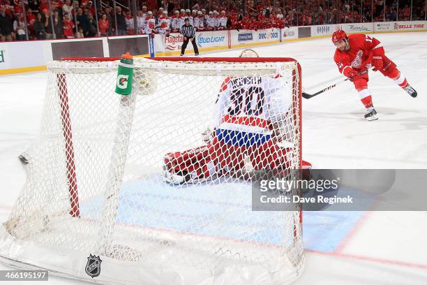 Patrick Eaves of the Detroit Red Wings beats Michal Neuvirth of the Washington Capitals in the 7th round of a shootout to score the winning goal...