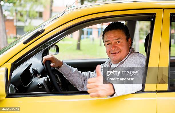 taxista con mucha suerte - taxi amarillo fotografías e imágenes de stock