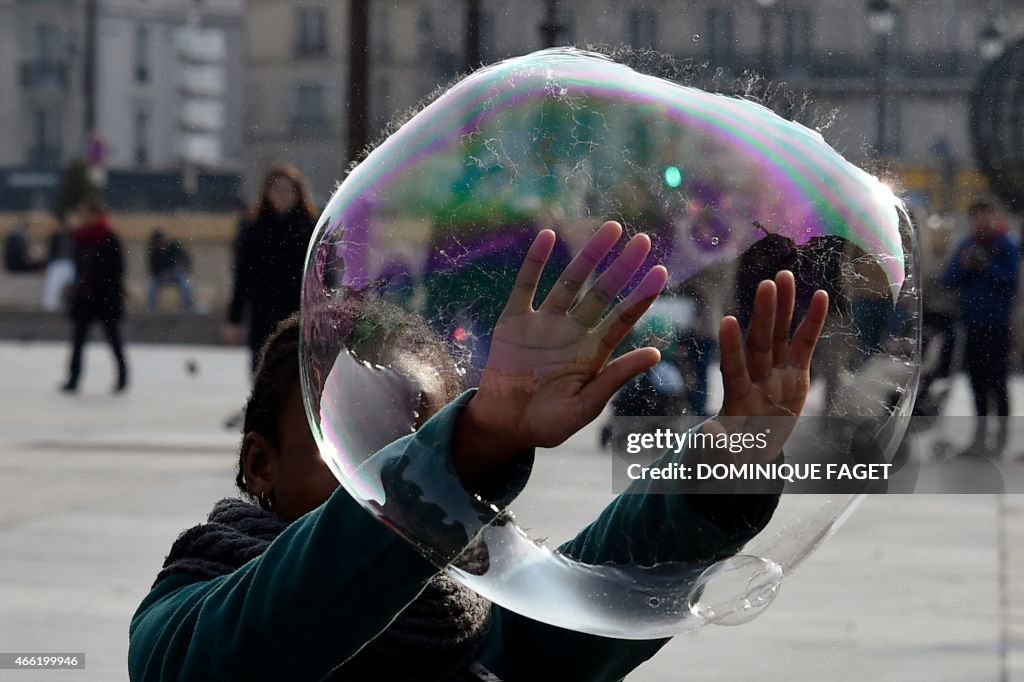 FRANCE-SOAP-BUBBLE-LEISURE