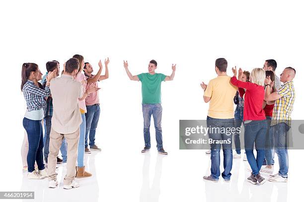 gruppo di persone applaudire sul buon intervento. - applaudire foto e immagini stock