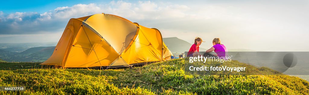Kinder camping am idyllischen summer mountain top am Zelt panorama