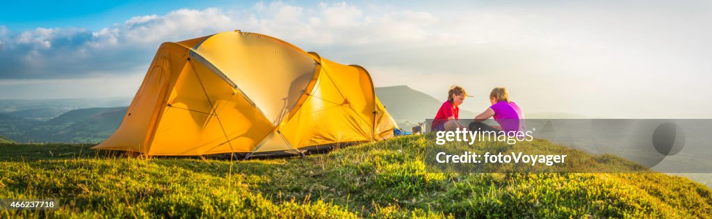 Enfants faire du camping sur estivale idyllique près de tente de panorama mountain top