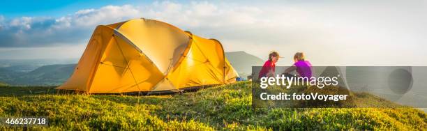 criança acampar no idílico de verão topo da montanha ao lado de barraca panorama - camping selvagem imagens e fotografias de stock