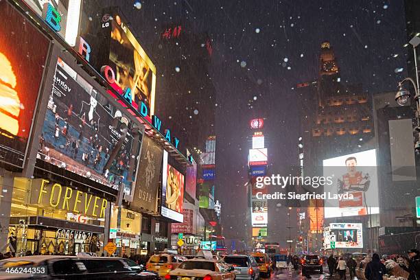 snow at times square - broadway manhattan stockfoto's en -beelden