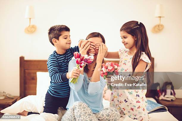 no quarto de dormir - dia da mãe imagens e fotografias de stock