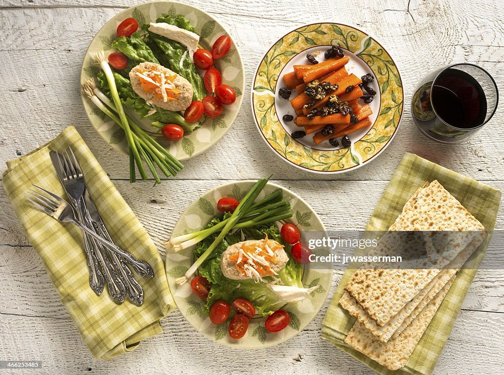 Tradicional Pessach judaico pratos de peixe e Tsimmes Gefilte