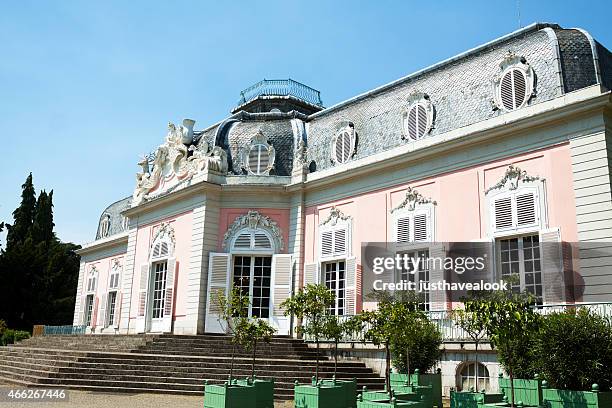 palazzo castello di benrath a düsseldorf - benrath dusseldorf foto e immagini stock