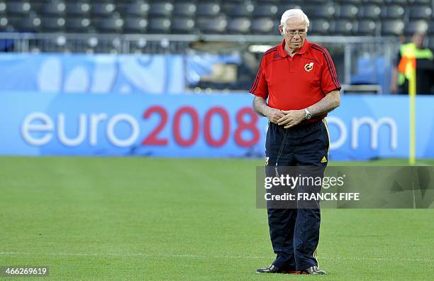 The coach of the Spanish national football team Luis Aragones attends a training session on June 28, 2008 at Ernst-Happel stadium in Vienna. Germany...