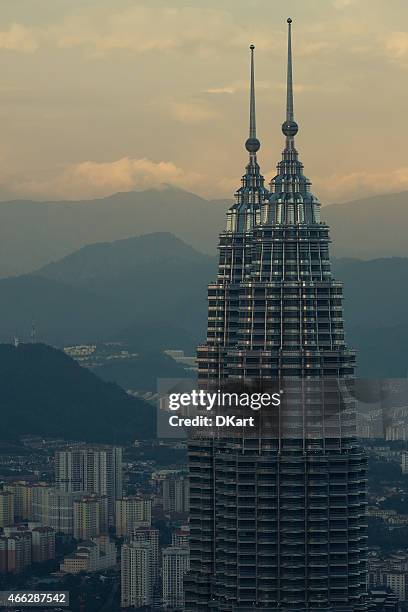 petronas towers - menara kuala lumpur tower stockfoto's en -beelden