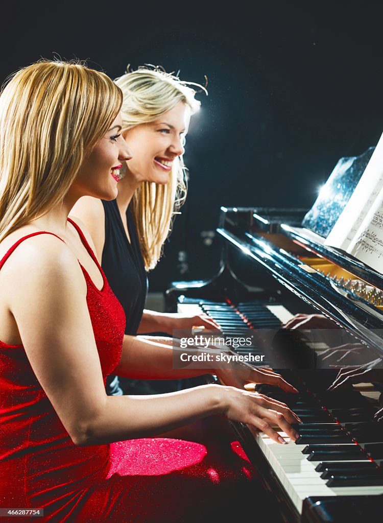 Femme jouant du piano.