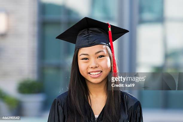 teenager-mädchen in high-school-abschluss - high school graduation stock-fotos und bilder
