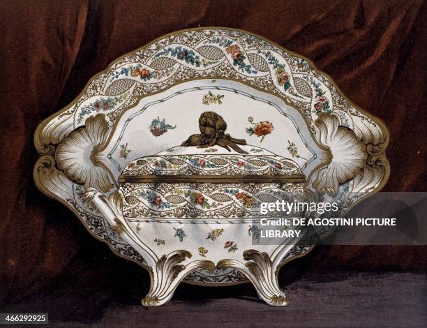 Tureen in Sevres porcelain, engraving from the Dictionnaire de l'ameublement et de la decoration , Volume II by Henry Havard .