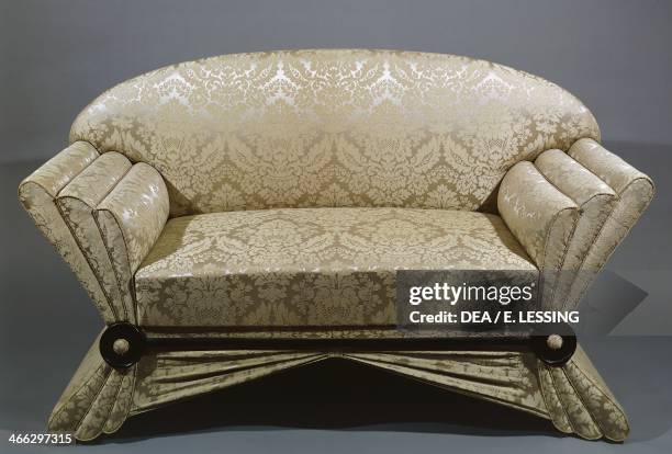 21 Biedermeier Sofa Stock Photos, High-Res Pictures, and Images - Getty ...
