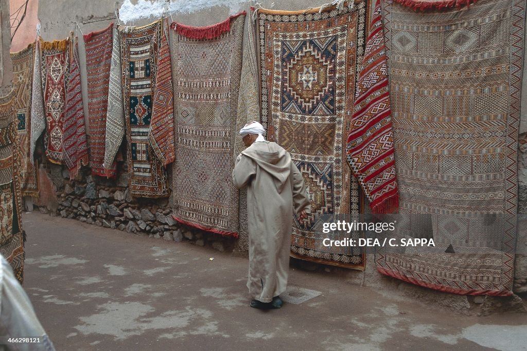 Sale of handmade carpets in markets
