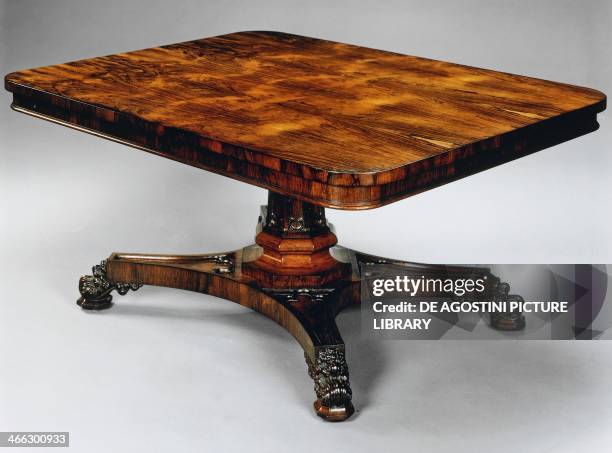 Rectangular Regency style rosewood breakfast table, ca 1830. United Kingdom, 19th century.