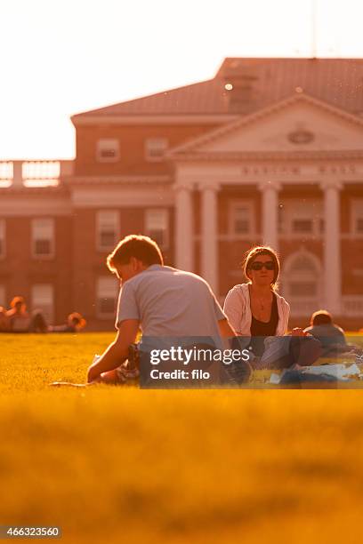 university of wisconsin-studenten studieren auf dem bascom hill - madison wisconsin stock-fotos und bilder