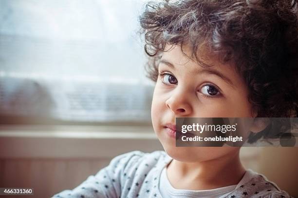 close up of a young boy who is about 3 years old - 2 3 years stockfoto's en -beelden