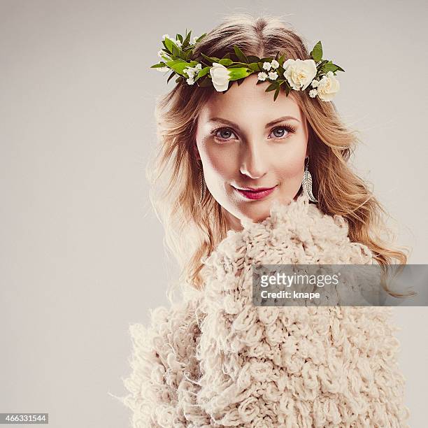bela jovem mulher com coroa de flores no cabelo - coroa enfeites para a cabeça - fotografias e filmes do acervo