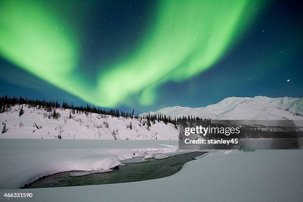 luces de northen por encima de las montañas de invierno - ondas electromagneticas fotografías e imágenes de stock