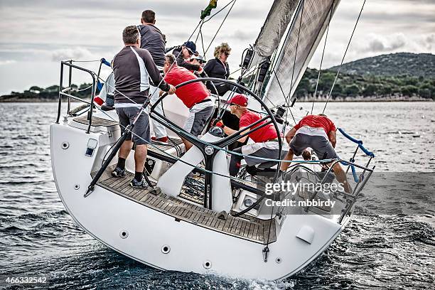 squadra di vela su barca a vela durante la regata - hostess foto e immagini stock