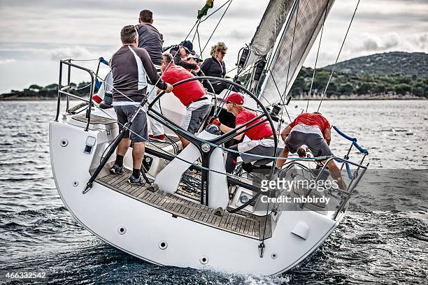 sailing crew on sailboat during regatta - regatta stockfoto's en -beelden