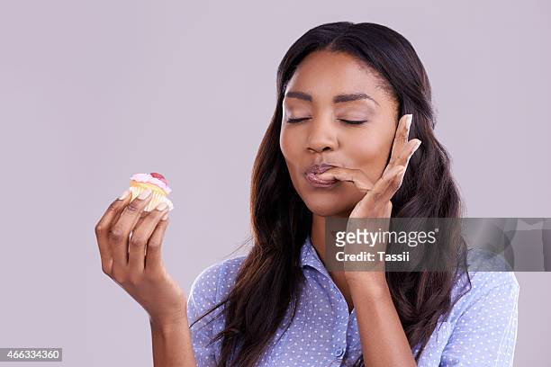 kann nicht reden, in der cupcake zone - eating cake stock-fotos und bilder