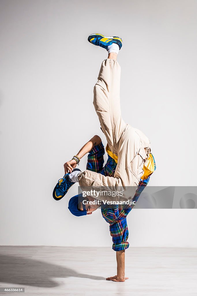 Jeune homme danse