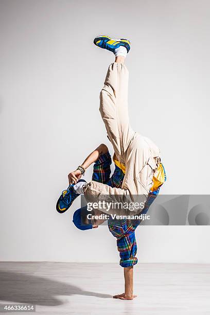 jeune homme danse - break photos et images de collection