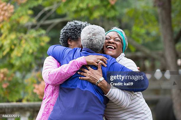 trois personnes âgées embrassant - réunion de famille photos et images de collection