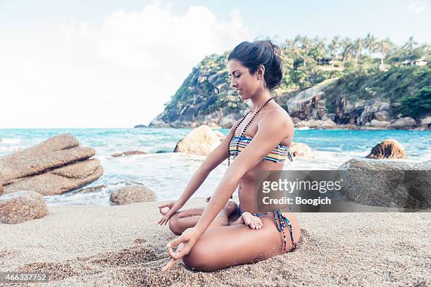 ブラジルに座る女性のヨガの瞑想、ビーチでのタイ - ギアナ・ムドラー ストックフォトと画像