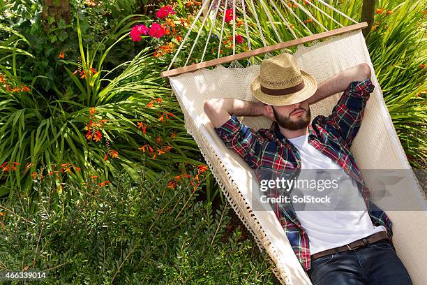 giovane uomo rilassante su un'amaca - hammock foto e immagini stock