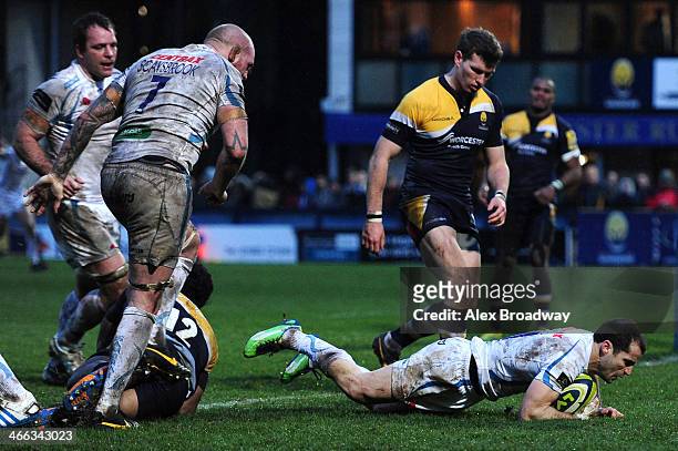 Haydn Thomas of Exeter Chiefs dives over the line to score a try during the LV= Cup match between Worcester Warriors and Exeter Chiefs at the Sixways...