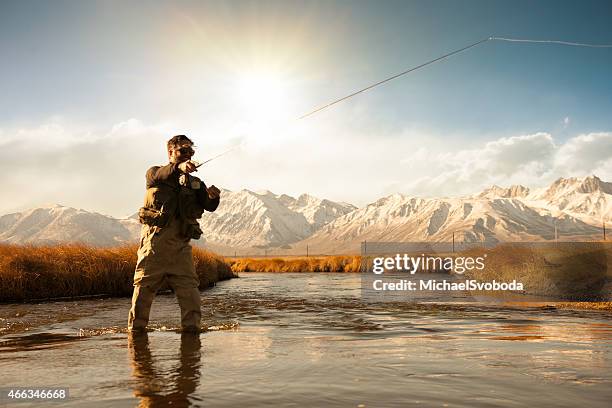 silhueta de pescadores - pescaria com iscas artificiais - fotografias e filmes do acervo