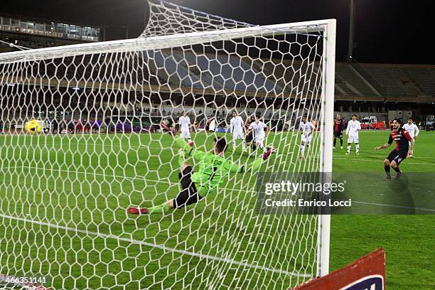 Mauricio Pinilla of Cagliari scores the opening goal during the Serie A match between Cagliari Calcio and ACF Fiorentina at Stadio Sant'Elia on...