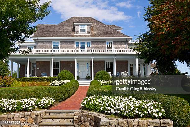 luxury new england house, chatham, cape cod, massachusetts. - gordelroos stockfoto's en -beelden