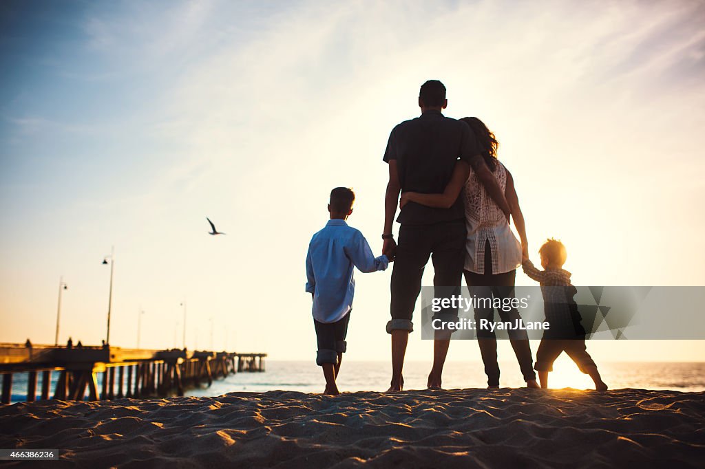 Amante de la familia en la playa de venecia