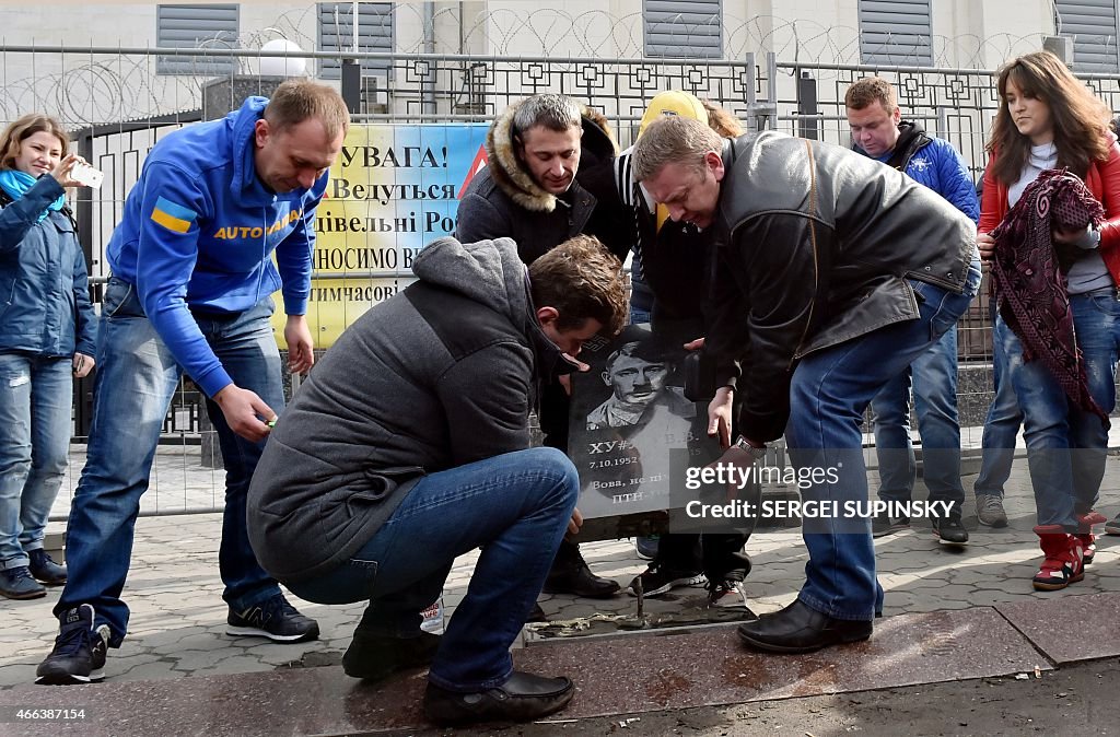 UKRAINE-RUSSIA-CRISIS-PUTIN-MONUMENT