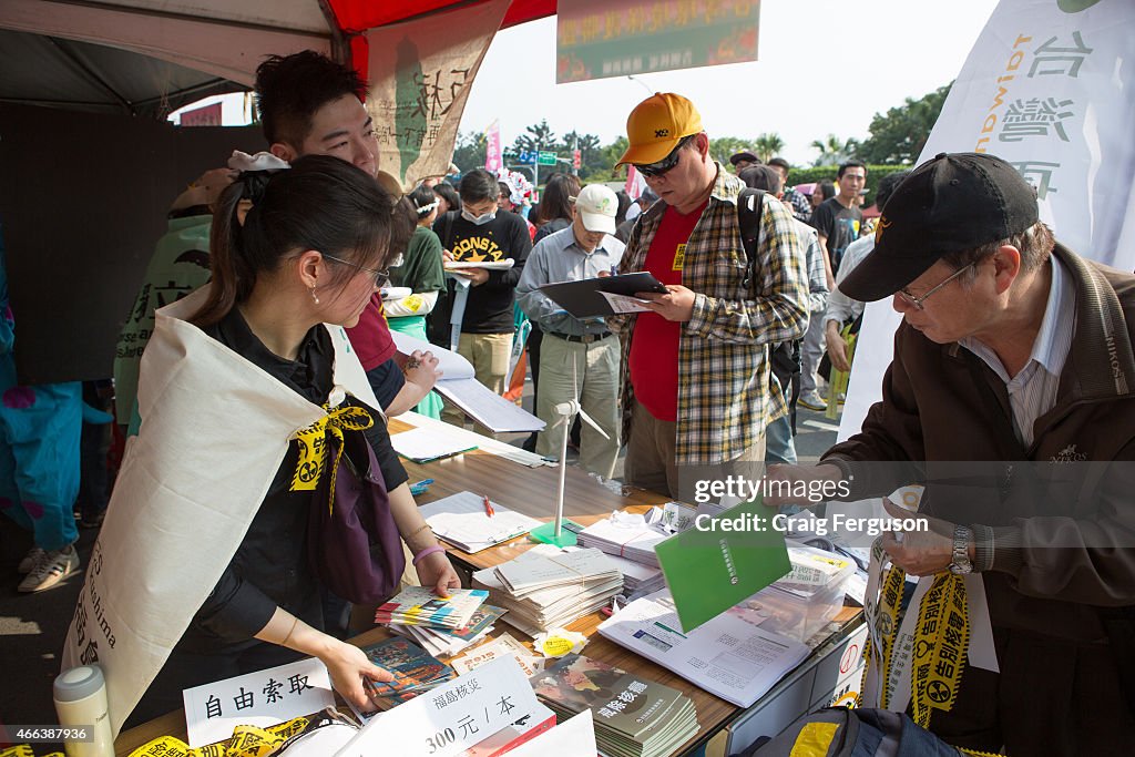Men browse handouts and literature on alternative energy at...